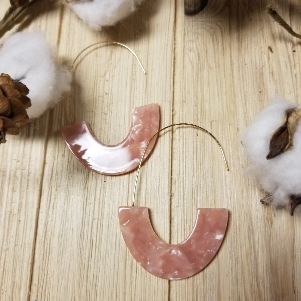 Beautiful crushed PINK shell hook earrings - Picture 2 of 7